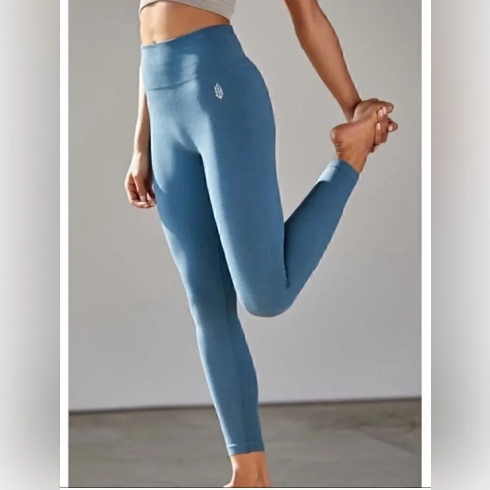 Free People leggings Movement Rich Soul Ribbed Legging in light blue. M/L